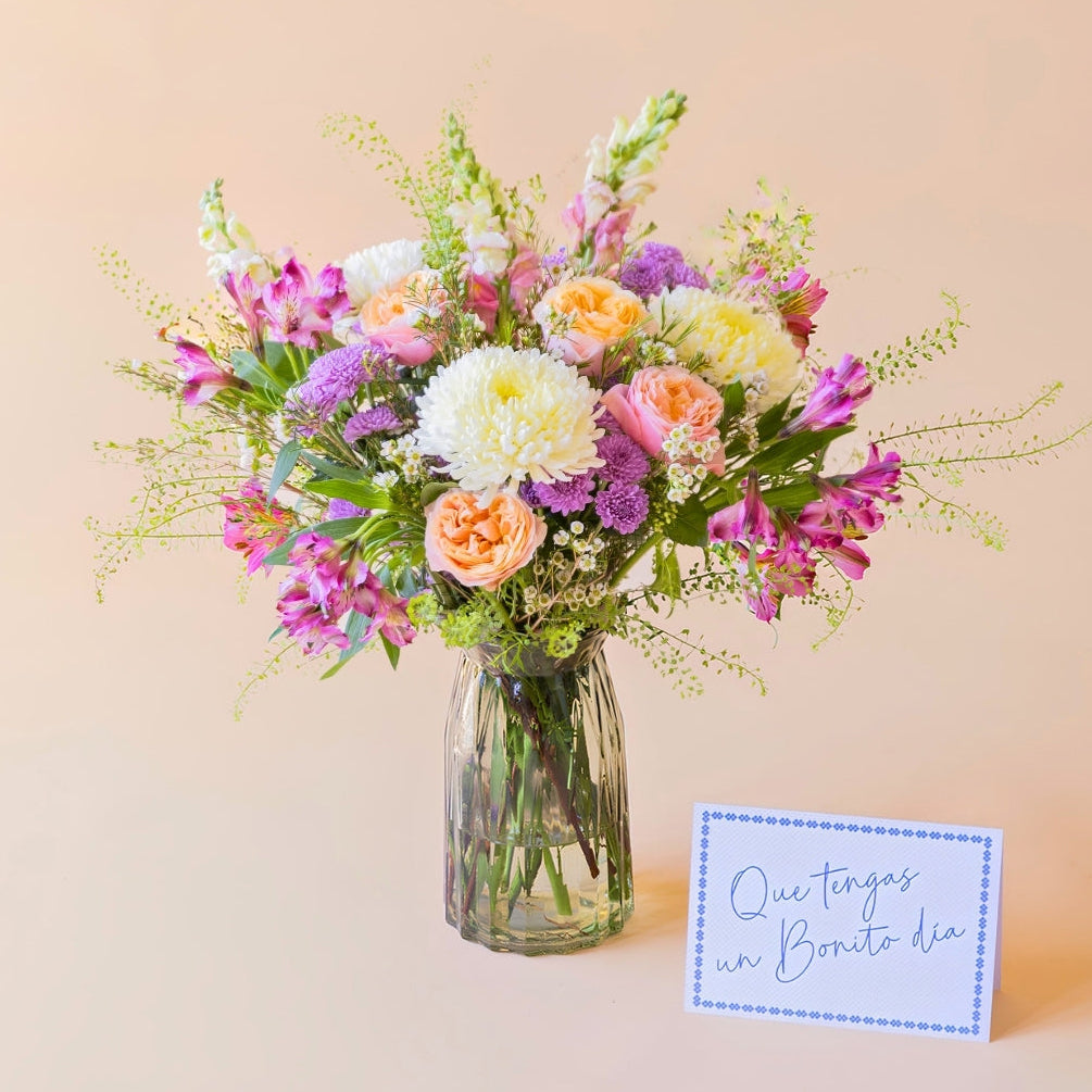 Ramo de flores de verano con jarrón y tarjeta