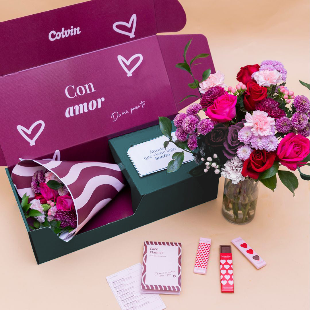 Love is in the air – Ramo de flores con chocolate y bloc de notas