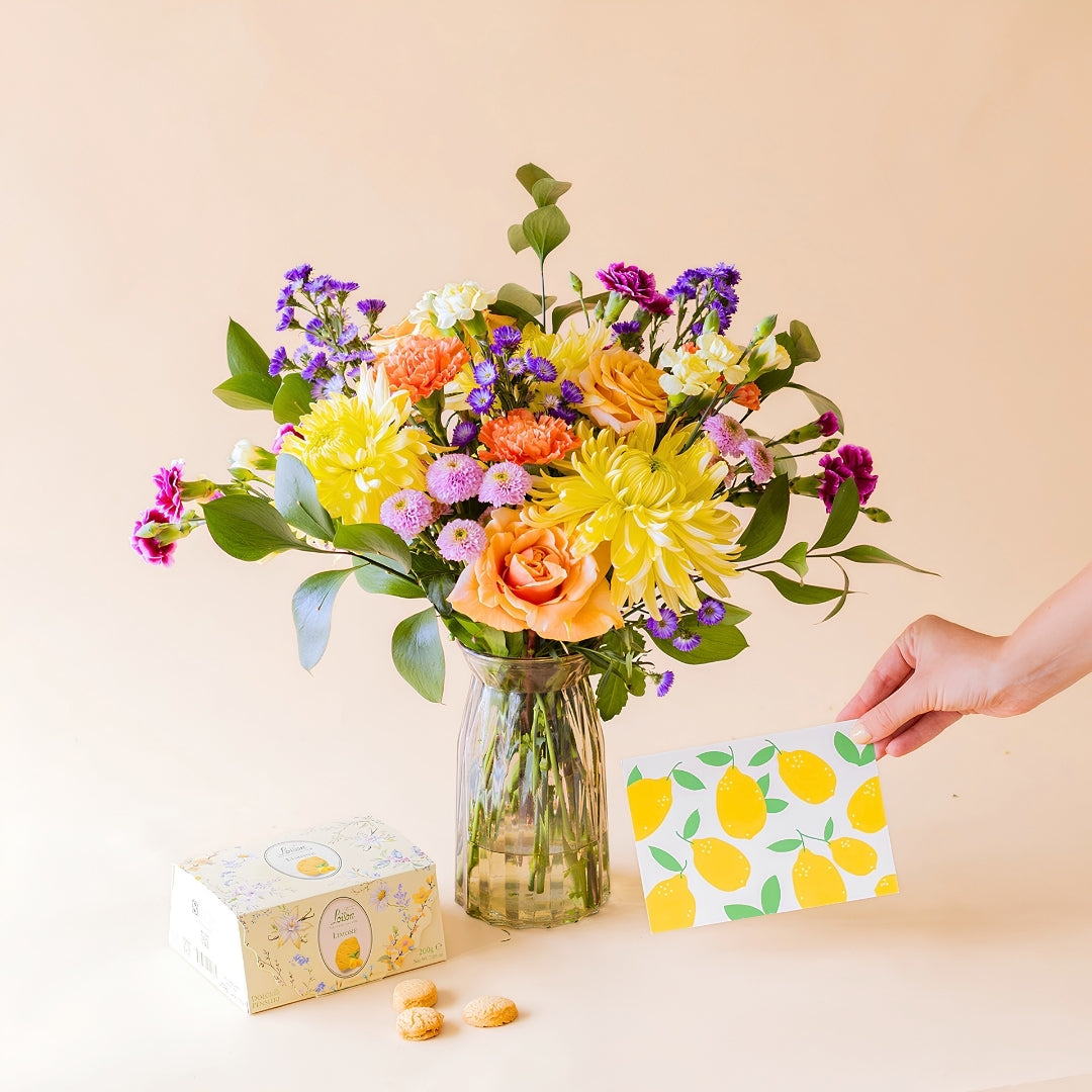 Ramo de flores coloridas con galletas y tarjeta