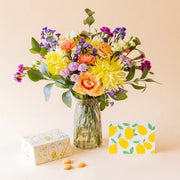 Ramo de flores coloridas con galletas y tarjeta