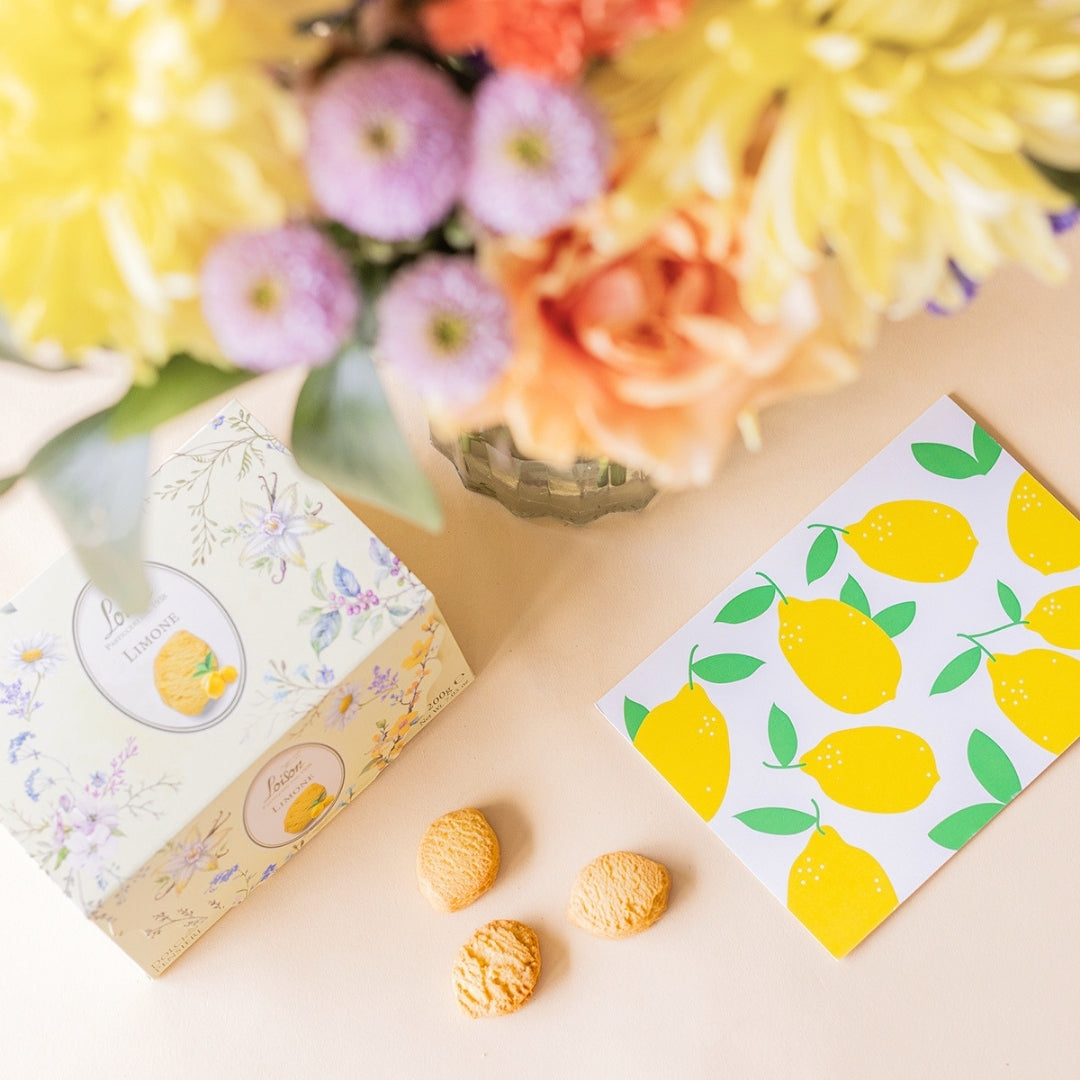Ramo de flores coloridas con galletas y tarjeta