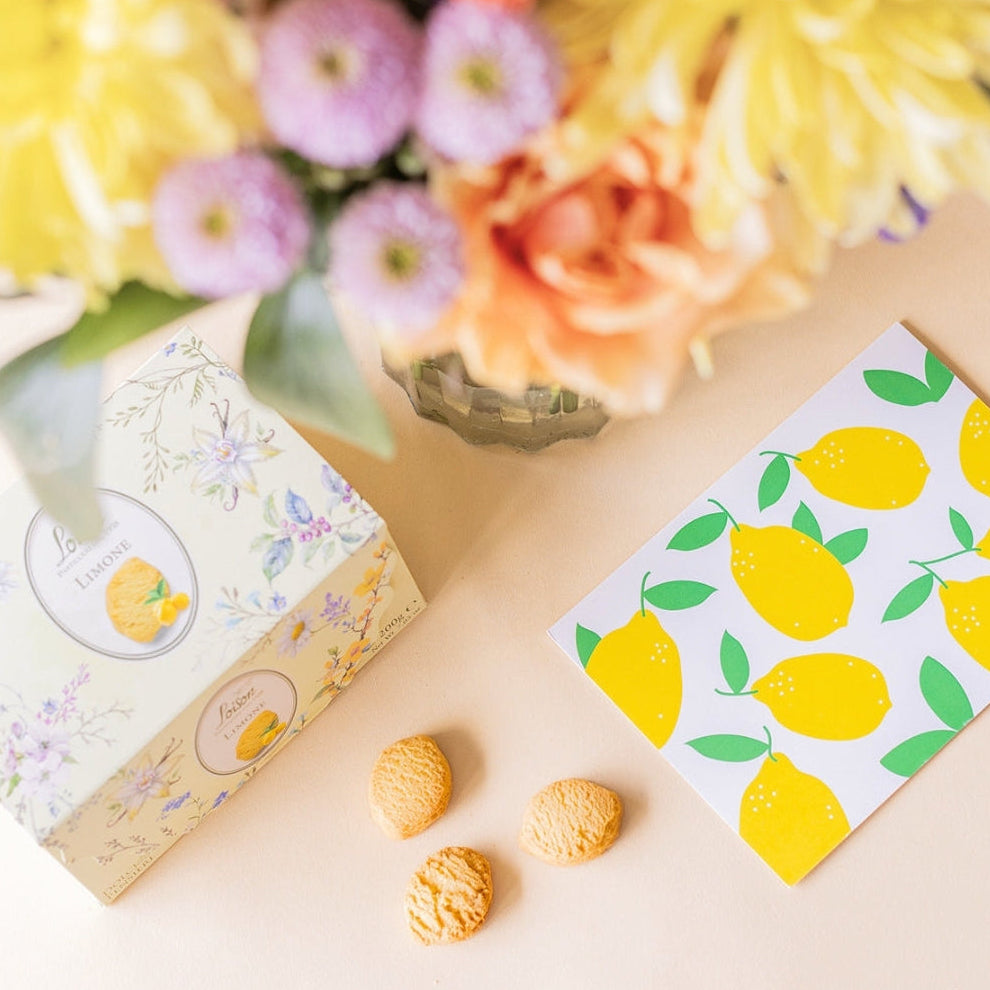Ramo de flores coloridas com biscoitos e cartão