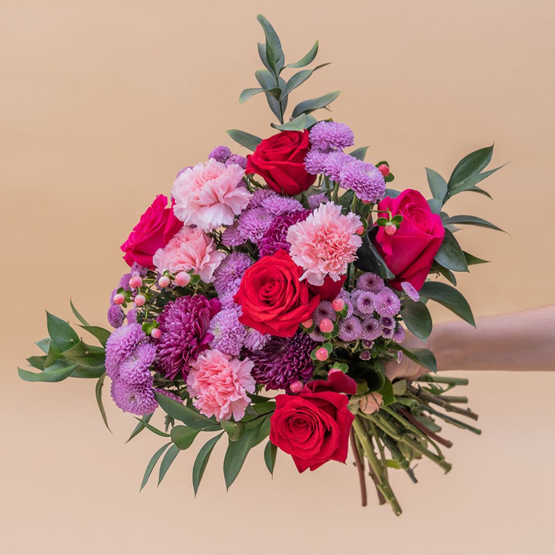 El Hechizo - Ramo de flores rojas y moradas