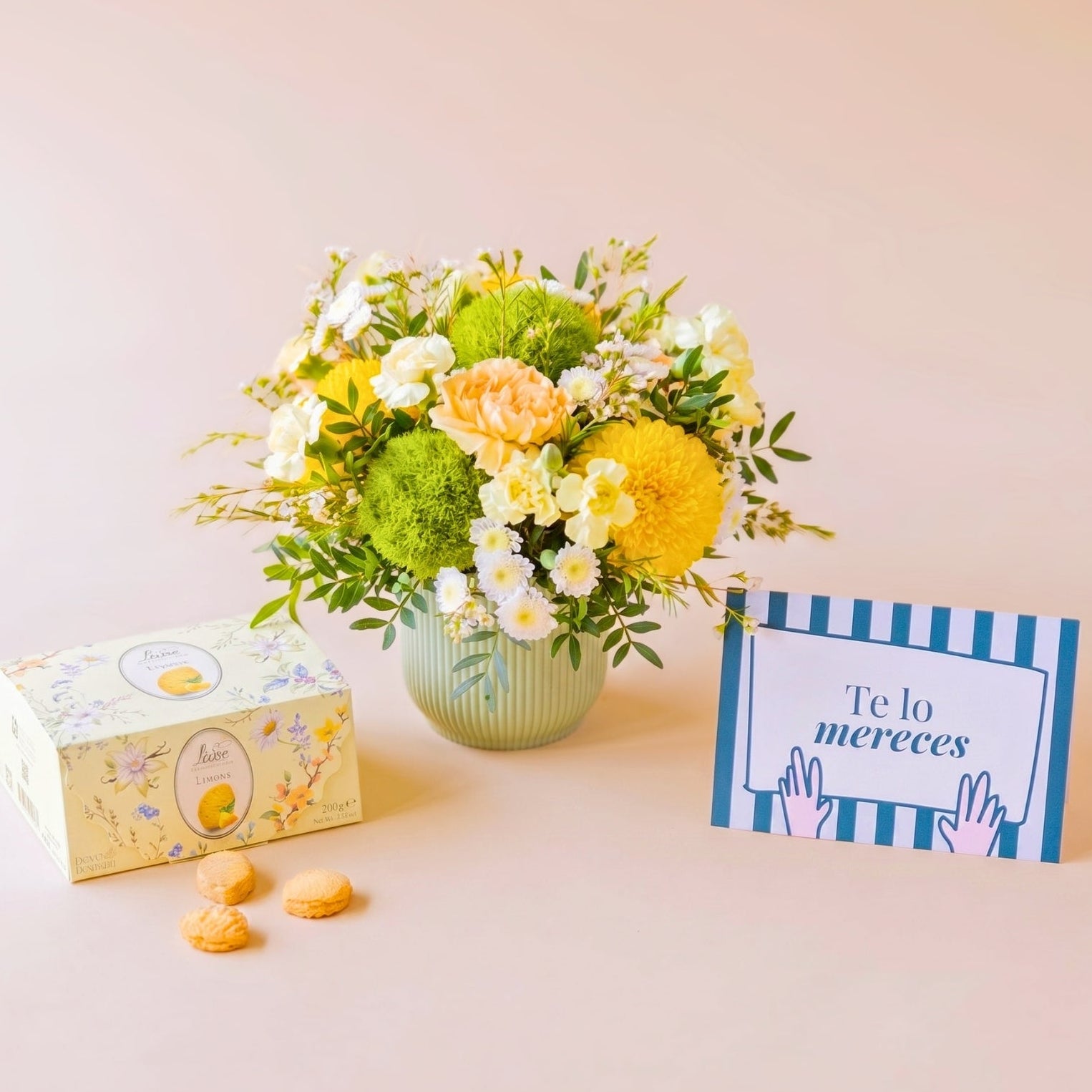 Arreglo de flores amarillas, galletas y tarjeta