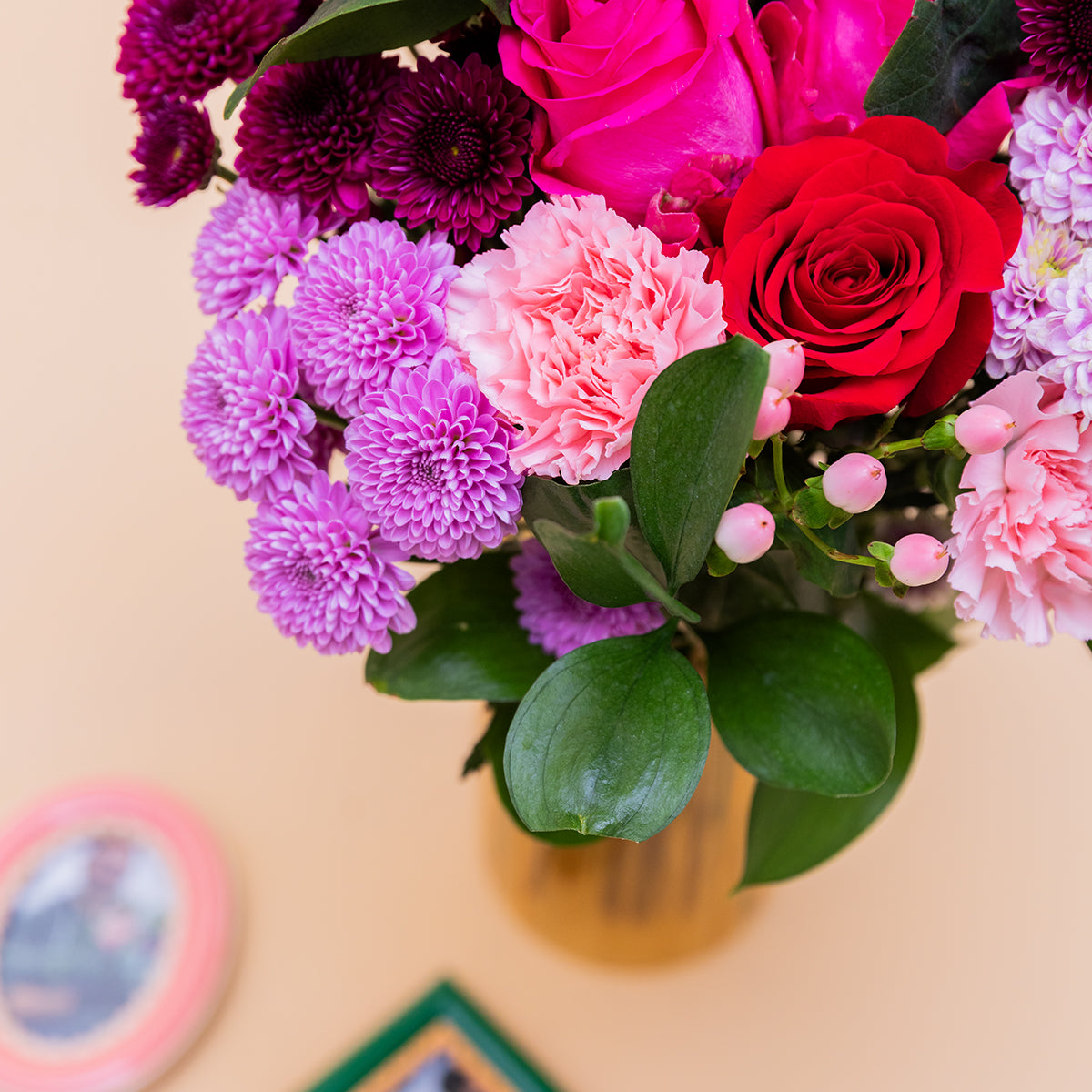 O amor está no ar – Ramo de flores com chocolate e bloco de notas