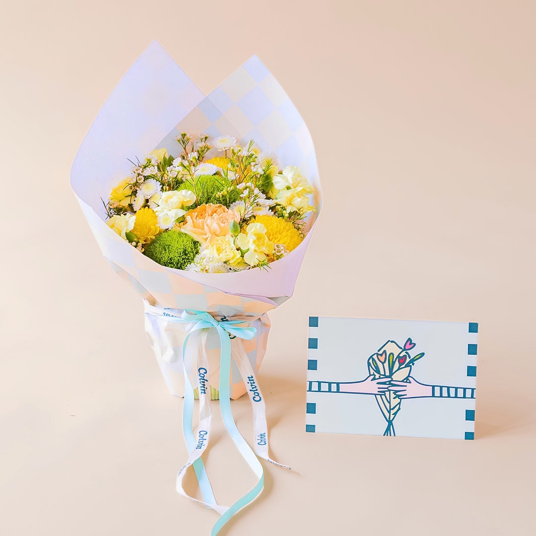 Pack Arreglo de flores amarillas Colvin, con envoltorio a cuadros menta y vainilla, con una tarjeta floral. 