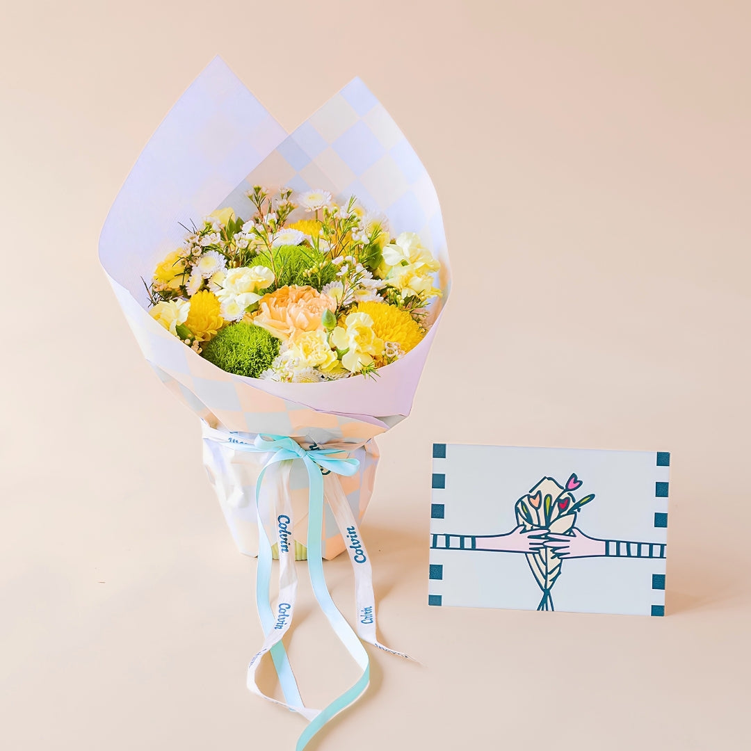 Pack Arreglo de flores amarillas Colvin, con envoltorio a cuadros menta y vainilla, con una tarjeta floral. 