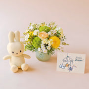 Pack de arreglo de flores amarillas, cremas y verde con peluche Miffy color amarillo y una tarjeta "¡Hola Peque!"