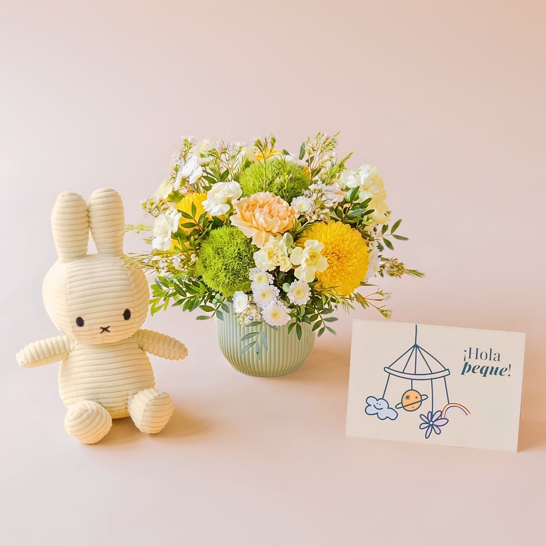 Pack de arreglo de flores amarillas, cremas y verde con peluche Miffy color amarillo y una tarjeta "¡Hola Peque!"