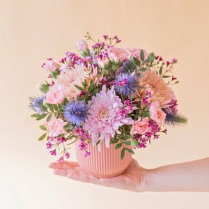 El Guiño - Arreglo con flores moradas y azules