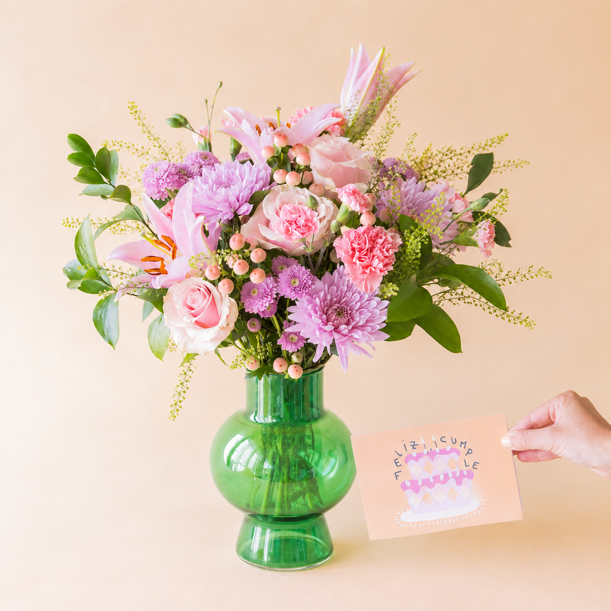 Ramo de flores cor-de-rosa com jarra e cartão