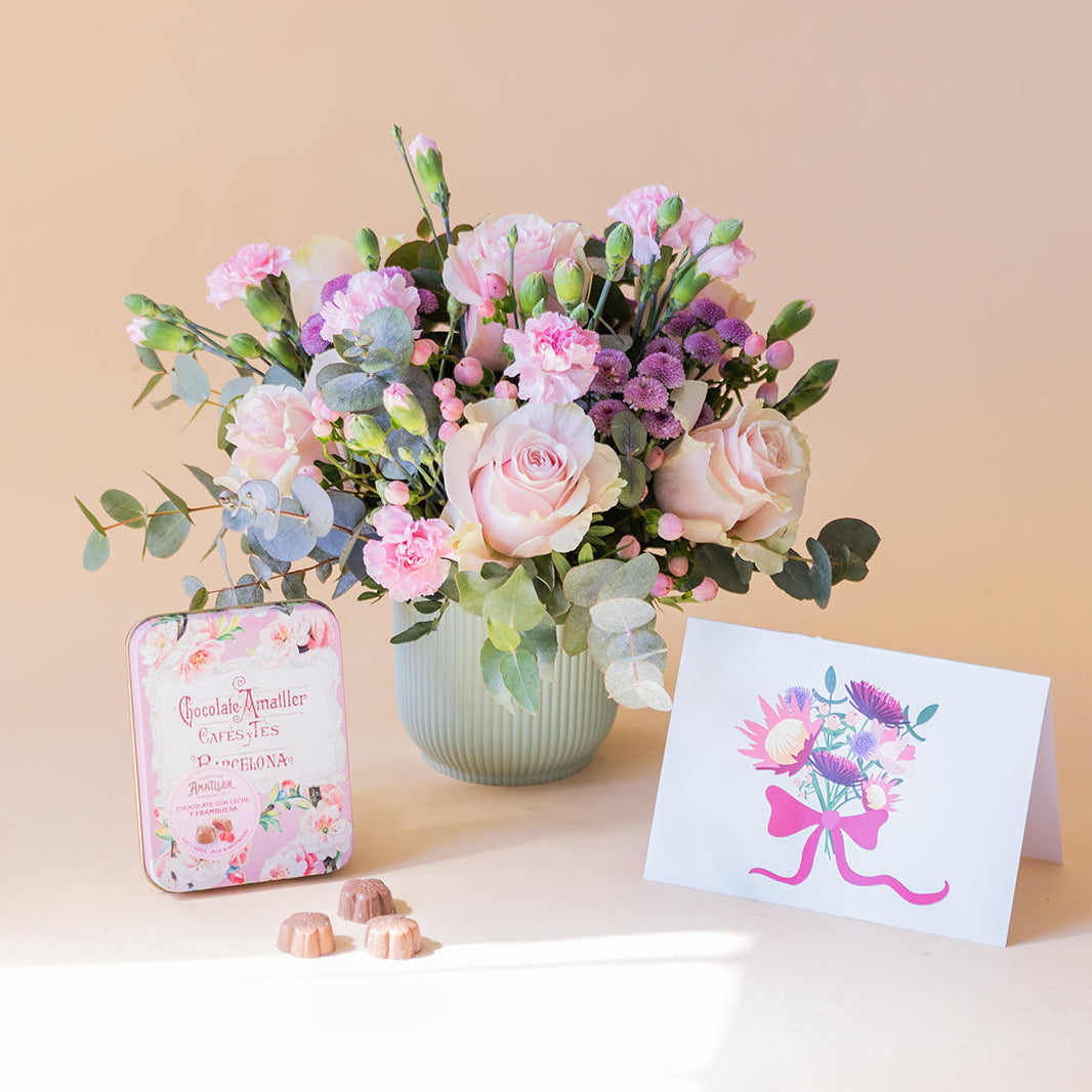 Arranjo de Rosas Rosas com Bombons e Cartão