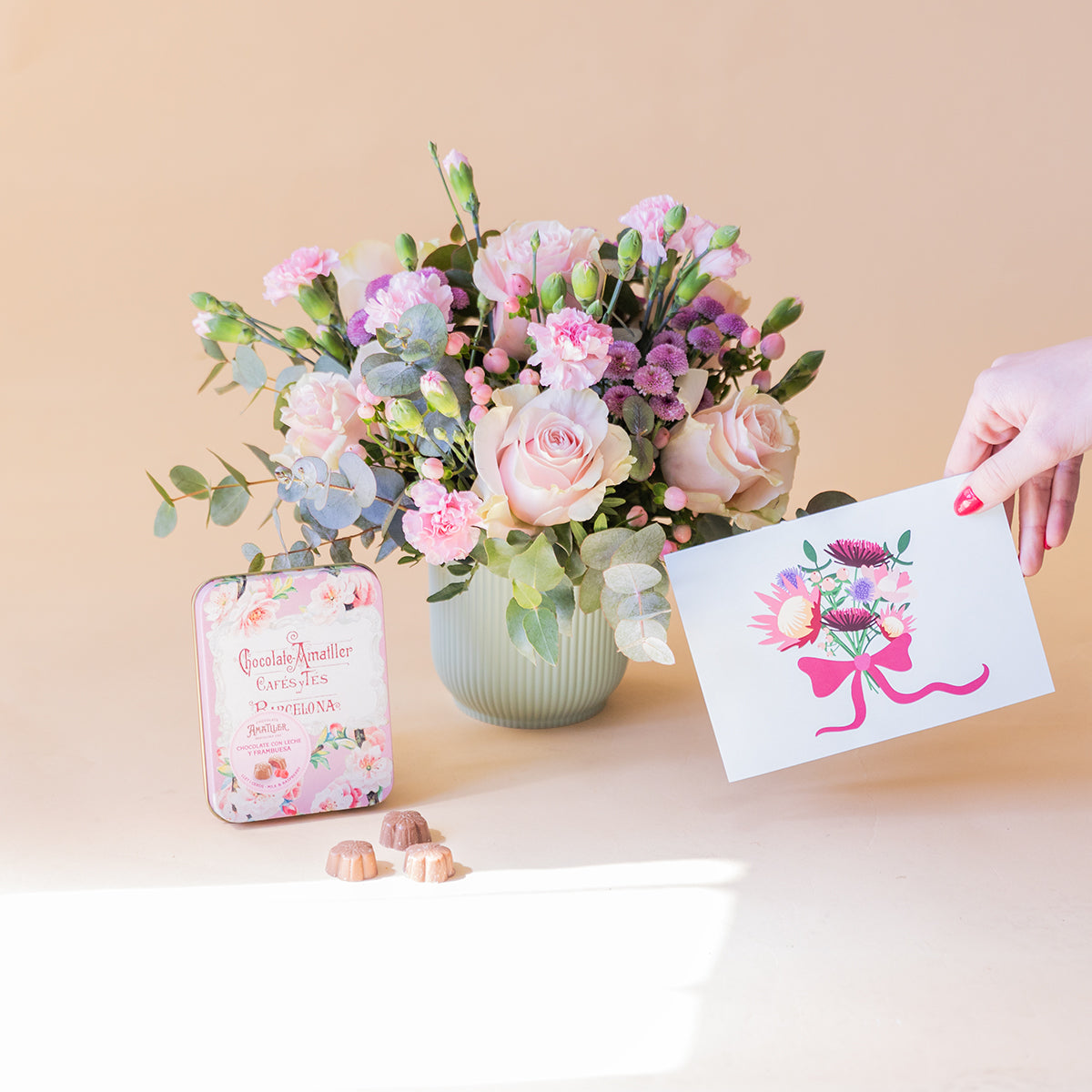 Arranjo de Rosas Rosas com Bombons e Cartão