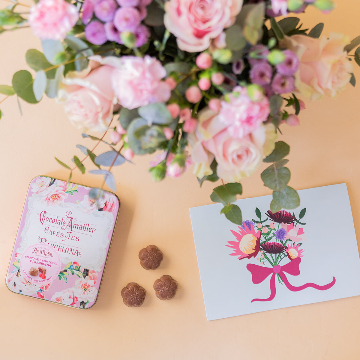 Arranjo de Rosas Rosas com Bombons e Cartão