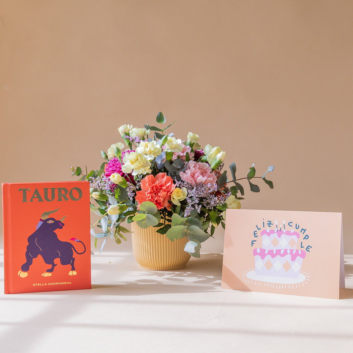 Arreglo de Flores con Libro Horóscopo Tauro y Tarjeta