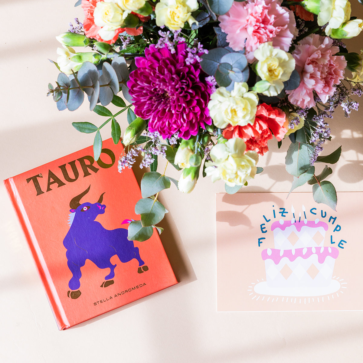 Arreglo de Flores con Libro Horóscopo Tauro y Tarjeta