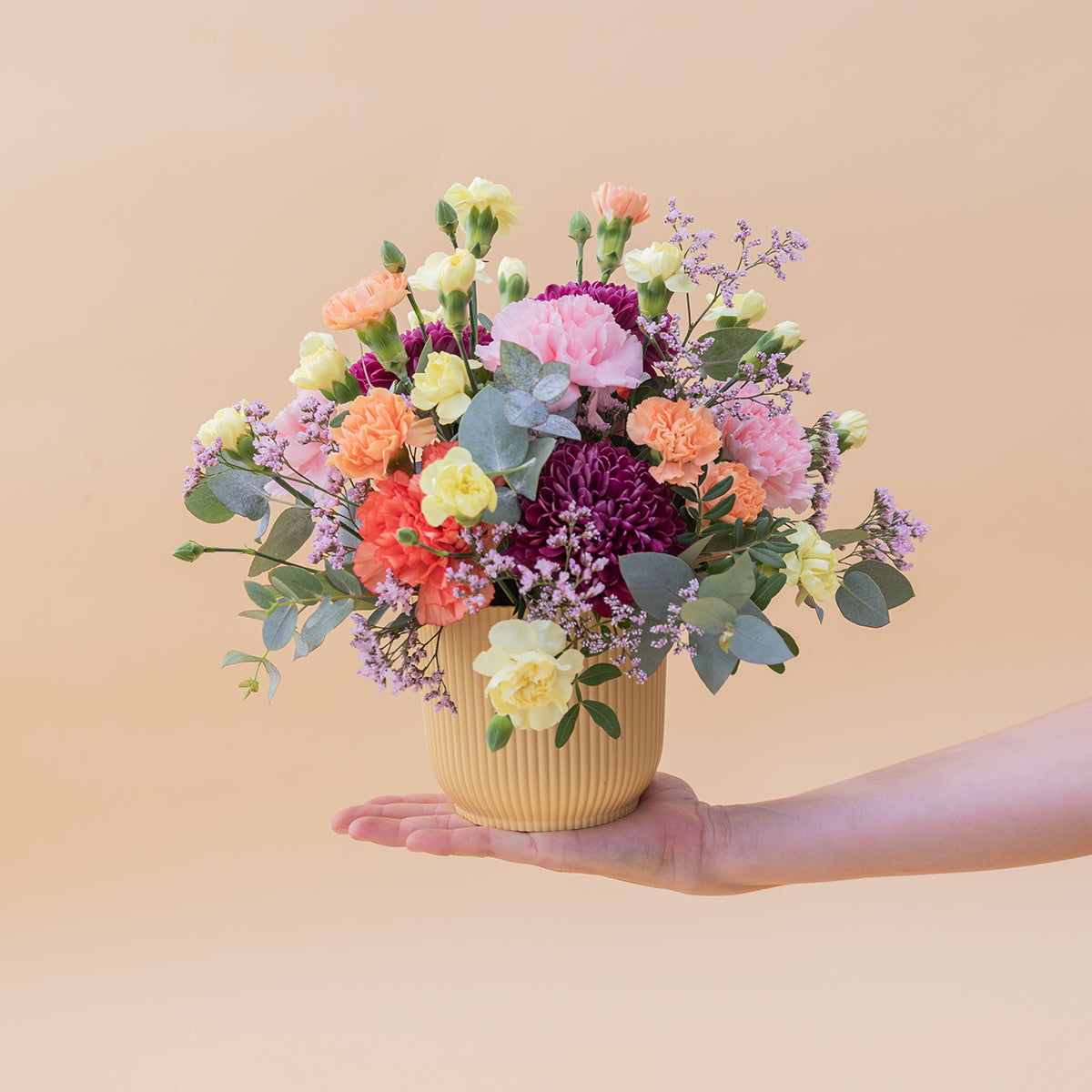 Arreglo de Flores con Velas y Tarjeta