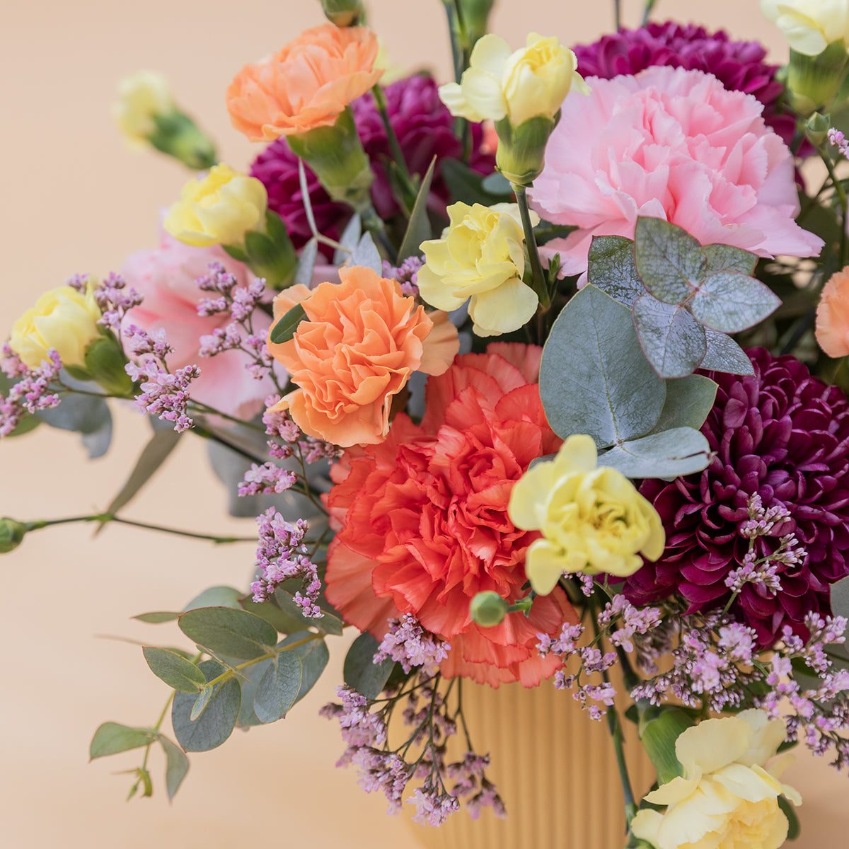 Arranjo de flores com velas e cartão