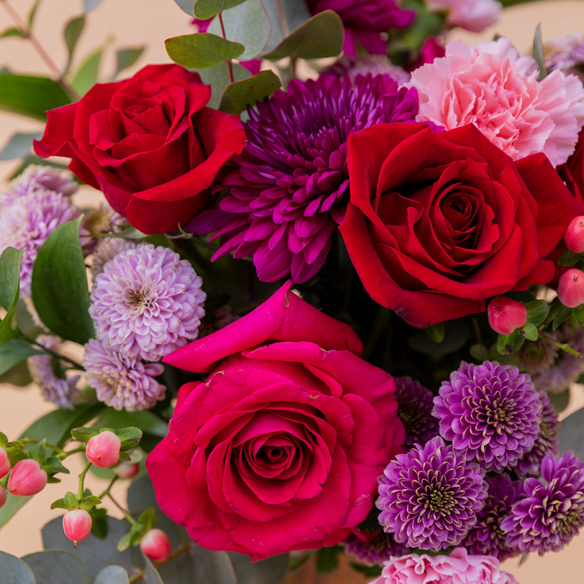 O amor está no ar – Ramo de flores com chocolate e bloco de notas