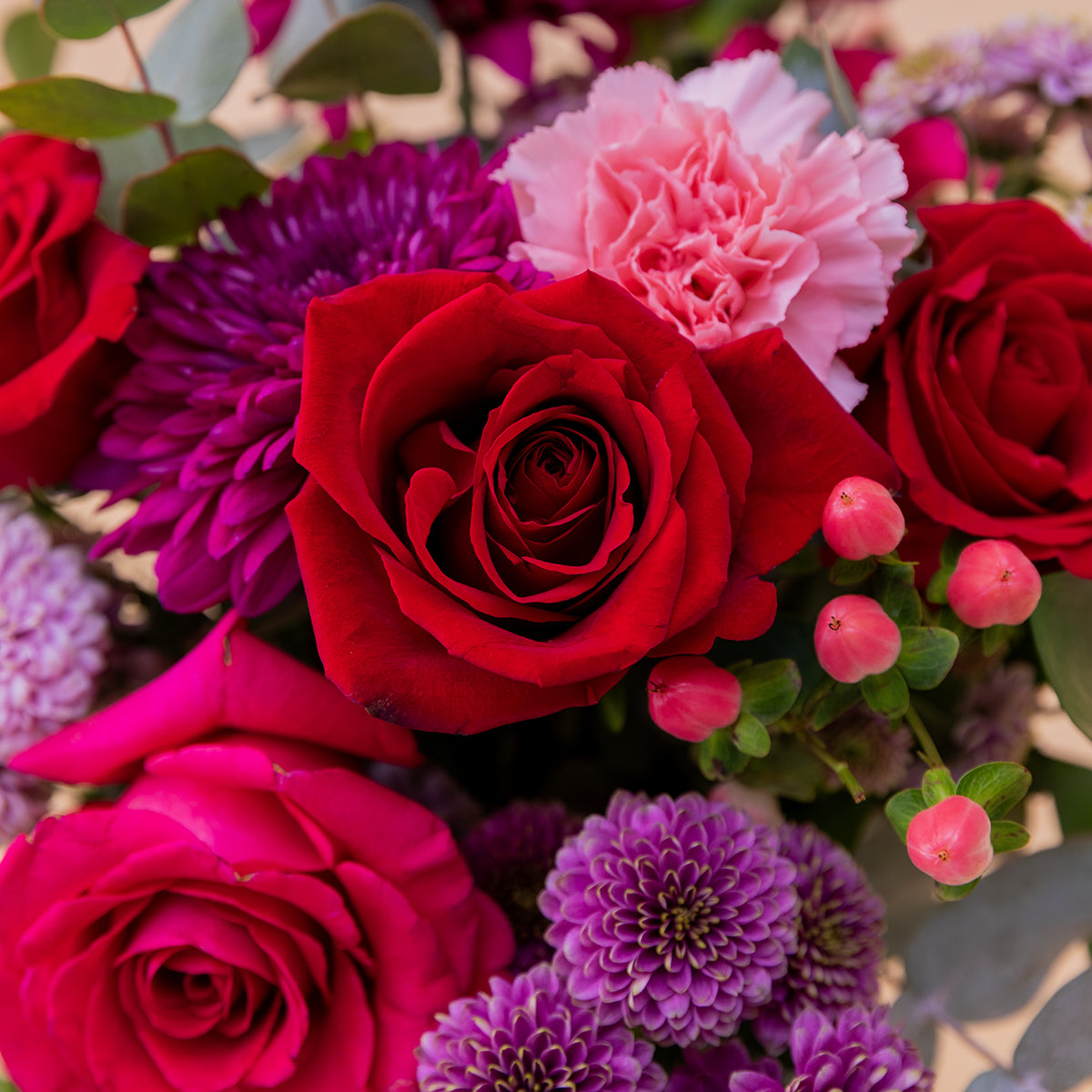 O amor está no ar – Ramo de flores com chocolate e bloco de notas