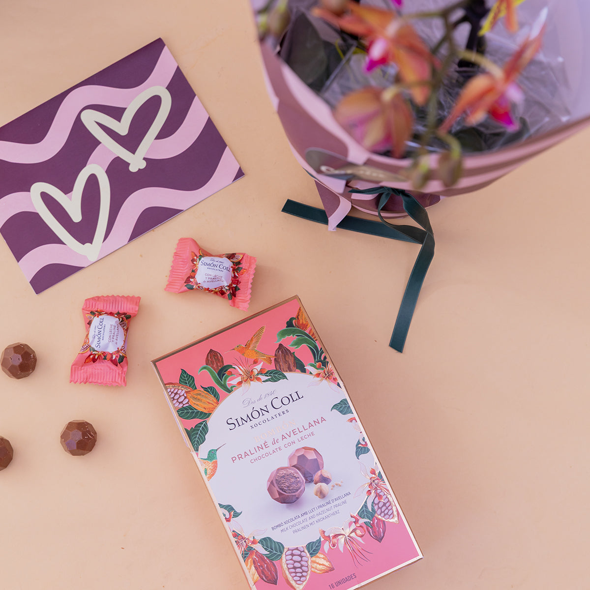 O amor está no ar – Ramo de flores com chocolate e bloco de notas