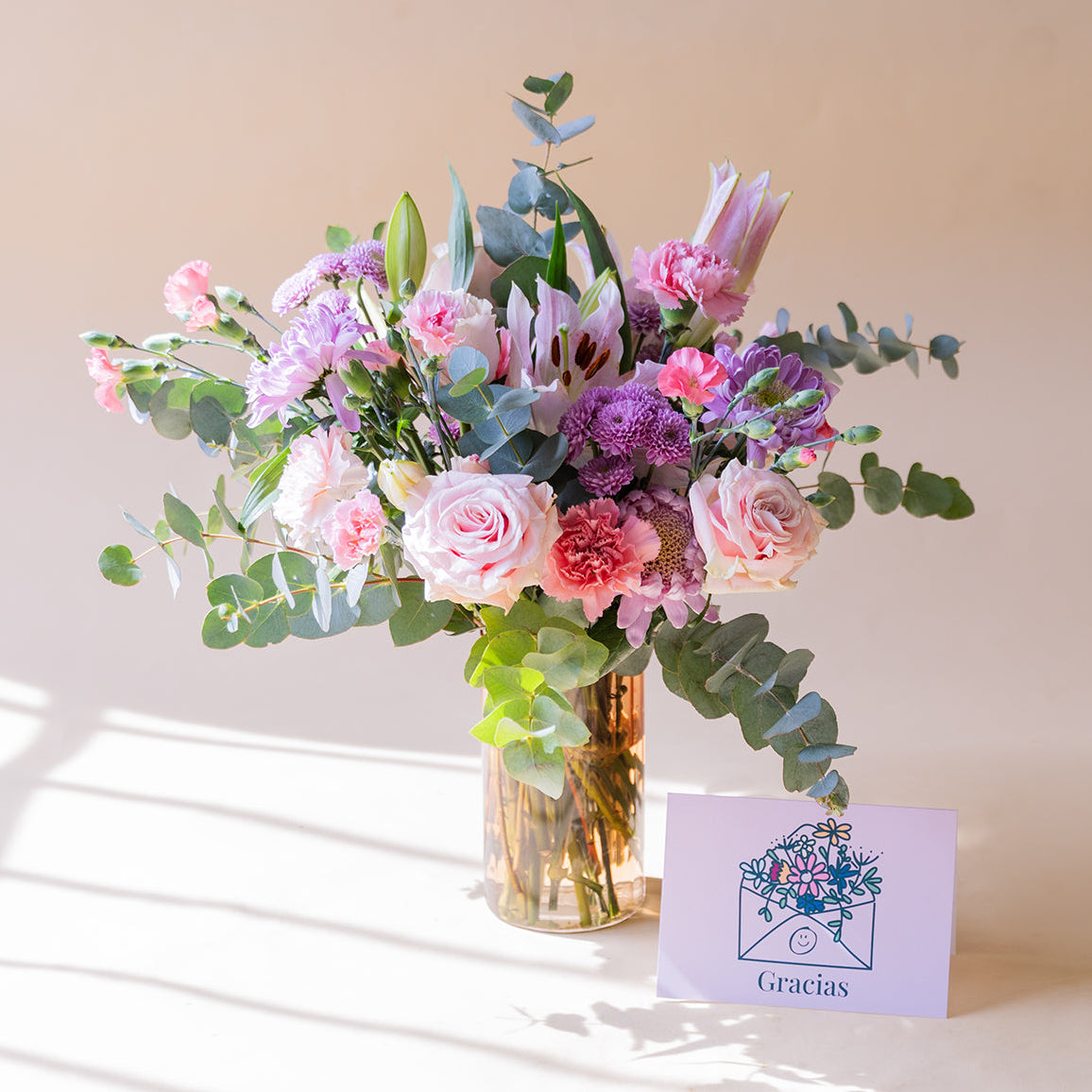 Ramo de Flores Rosas con Jarrón y Tarjeta