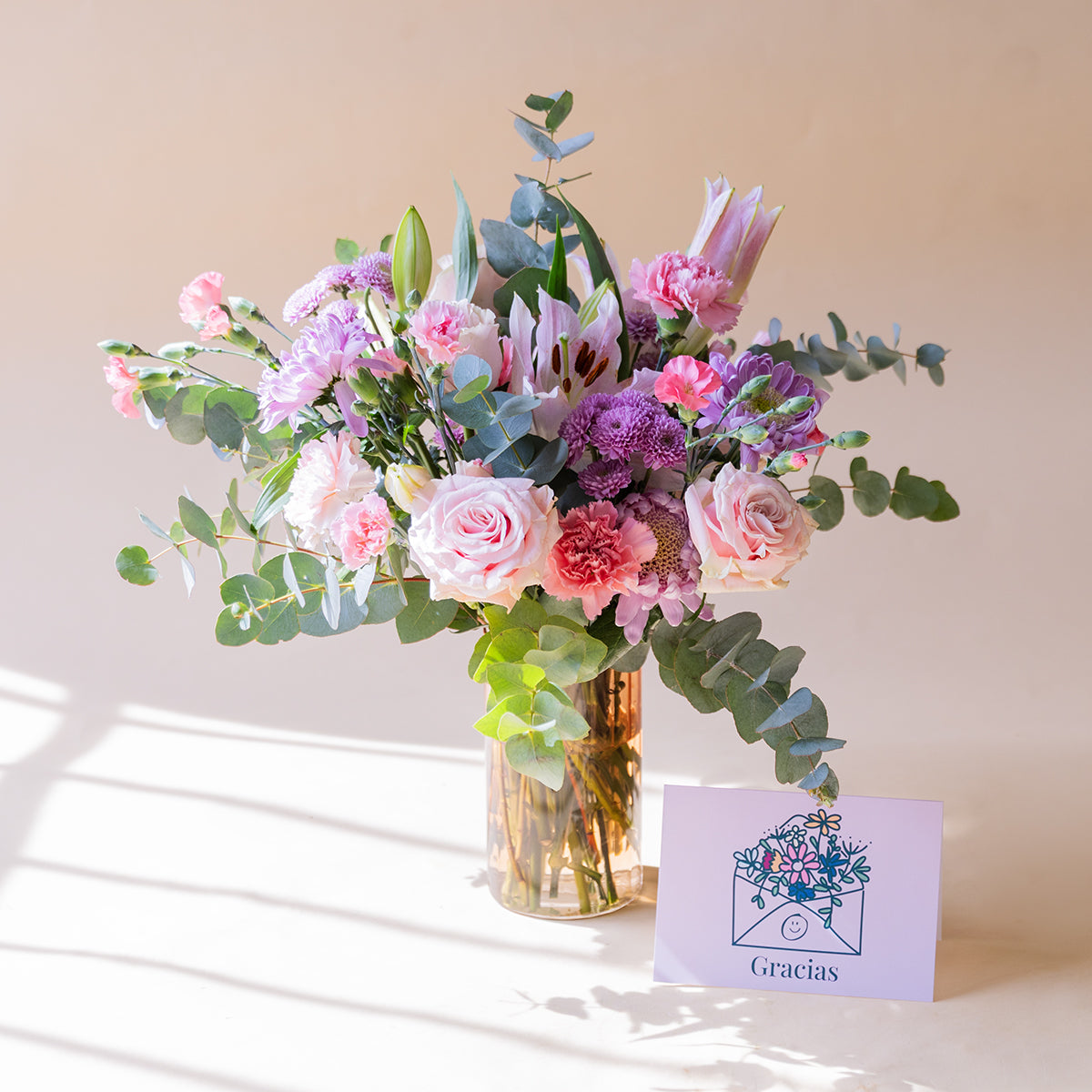 Ramo de Flores Rosas com Jarra e Cartão