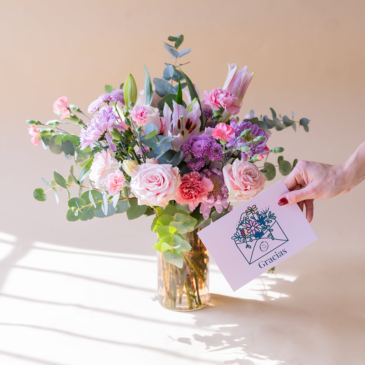 Ramo de Flores Rosas com Jarra e Cartão