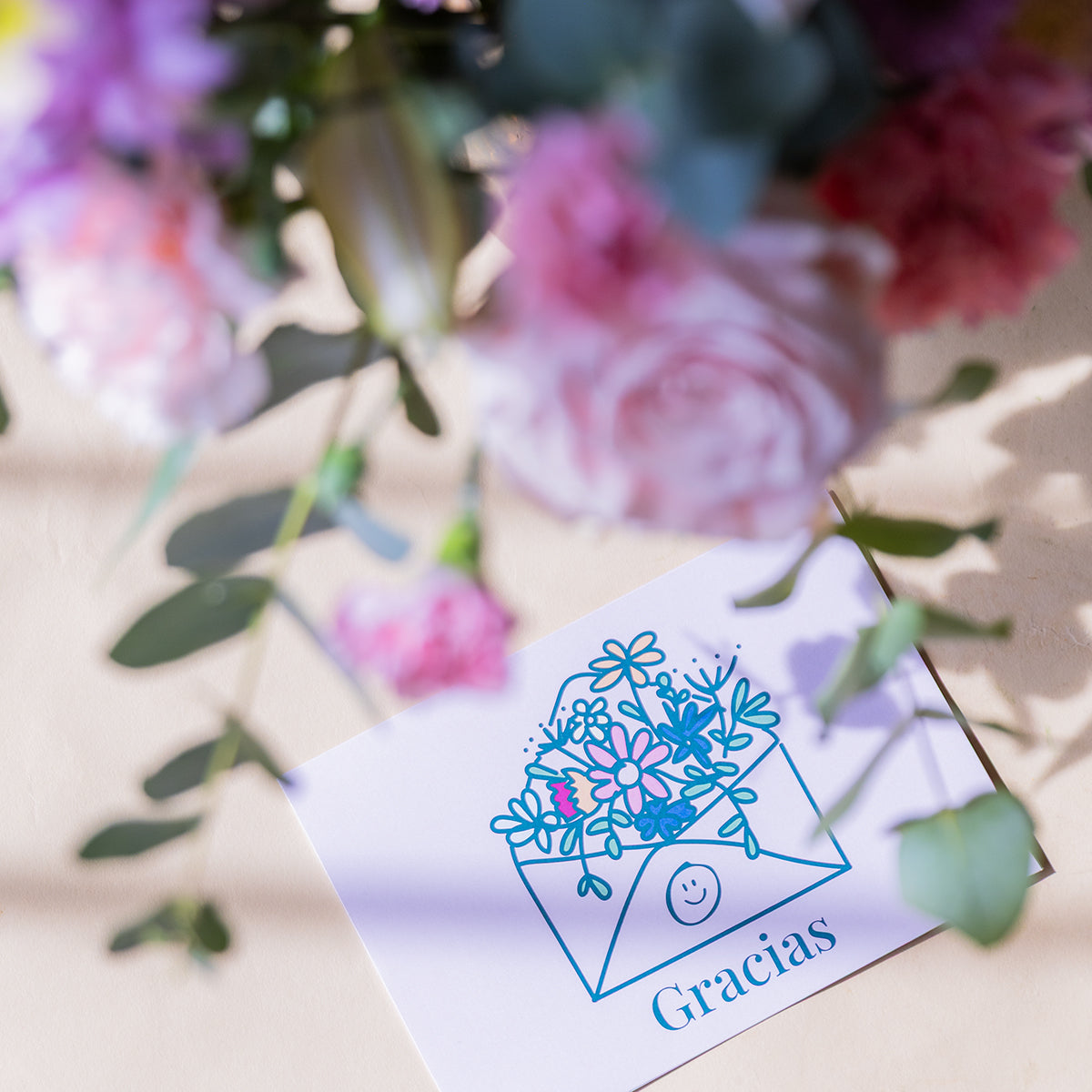 Ramo de Flores Rosas com Jarra e Cartão