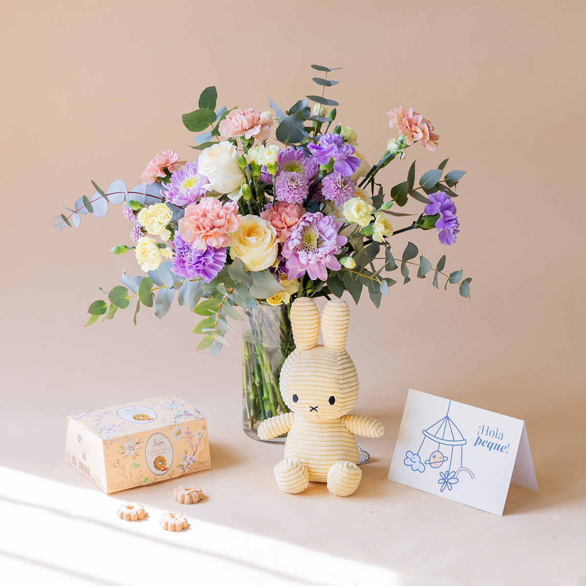 Ramo de Flores Pastel com Peluche, Bolachas e Cartão