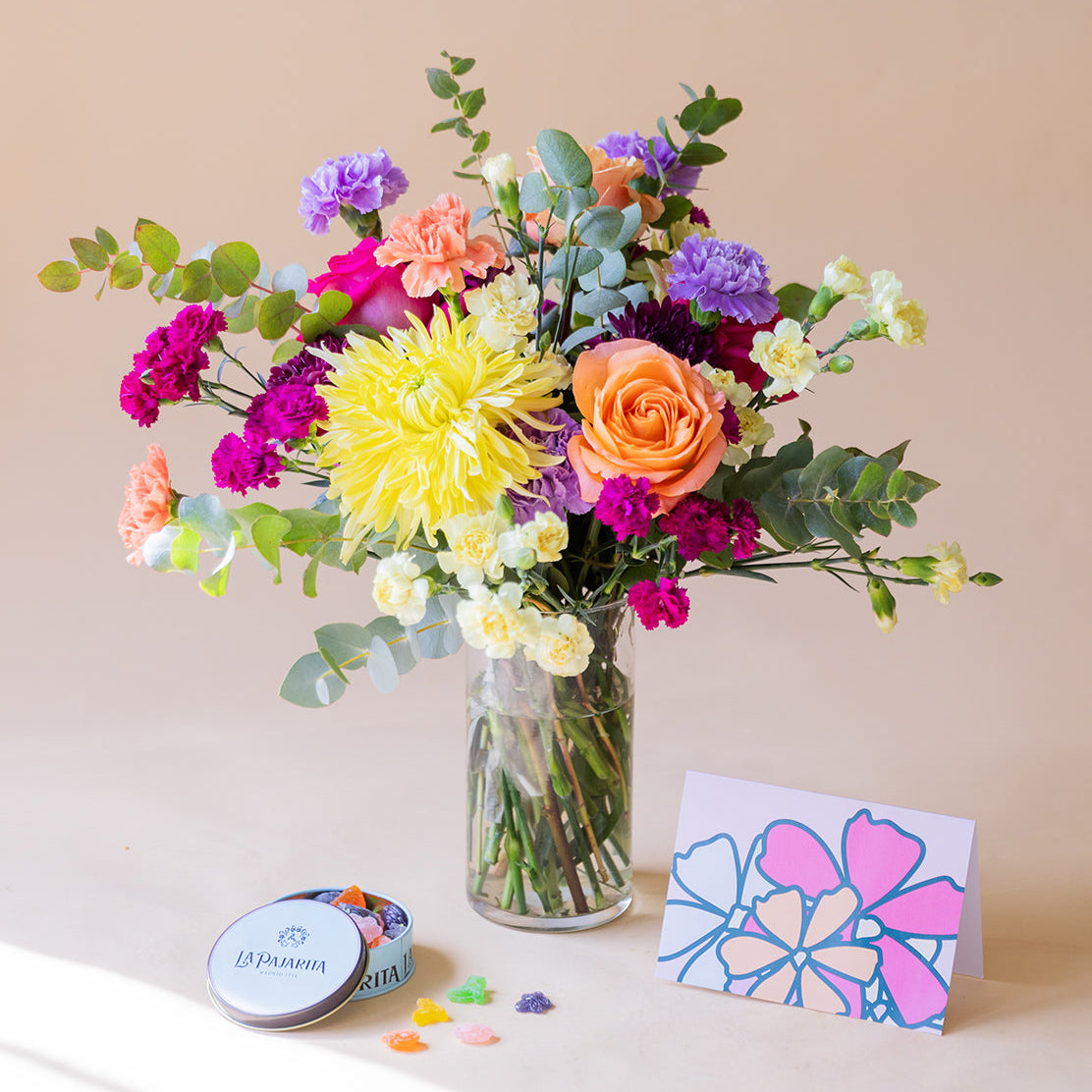 Ramo de Flores Coloridas con Caramelos y Tarjeta