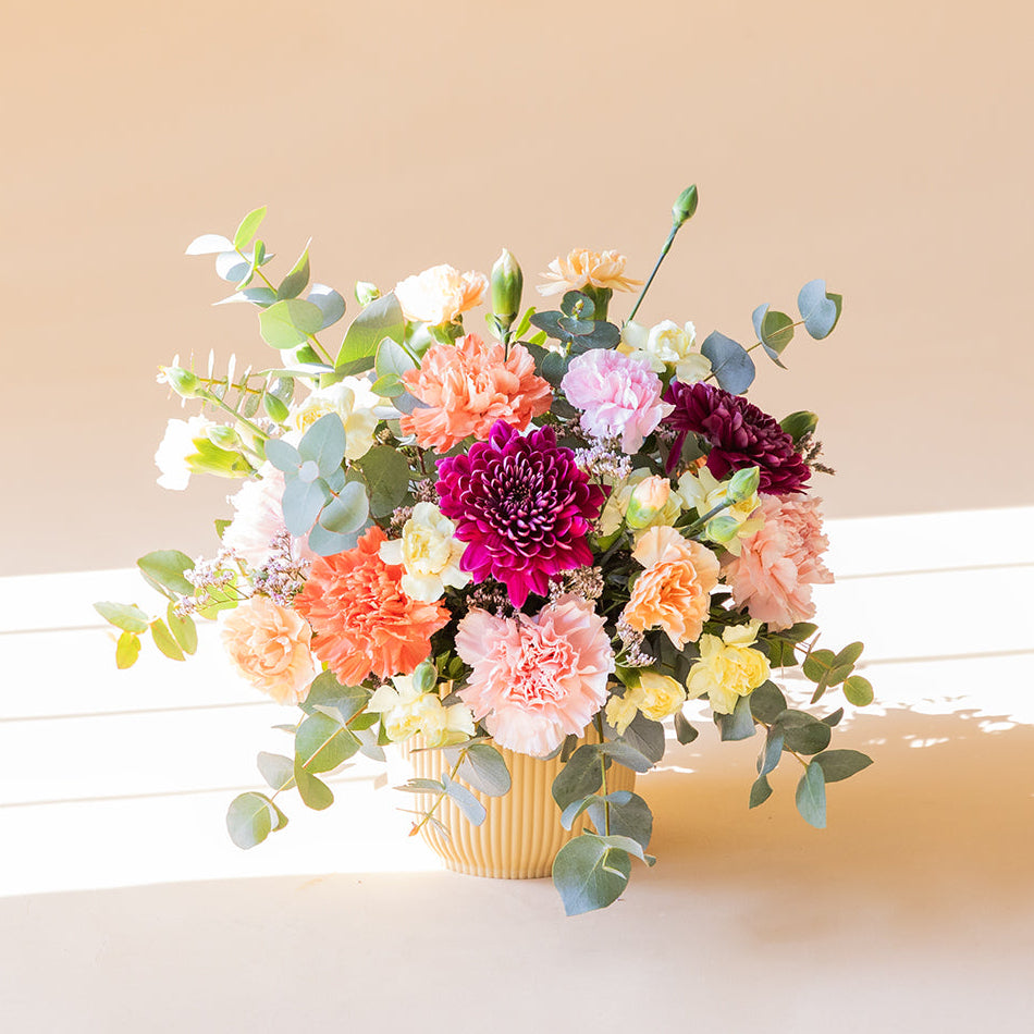 O Faísca - Arranjo com flores amarelas e laranjas