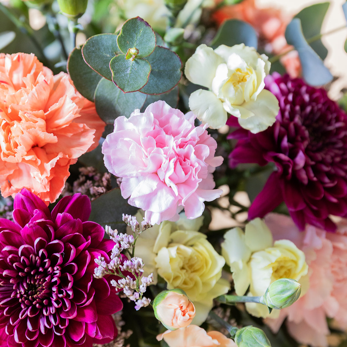 O Faísca - Arranjo com flores amarelas e laranjas