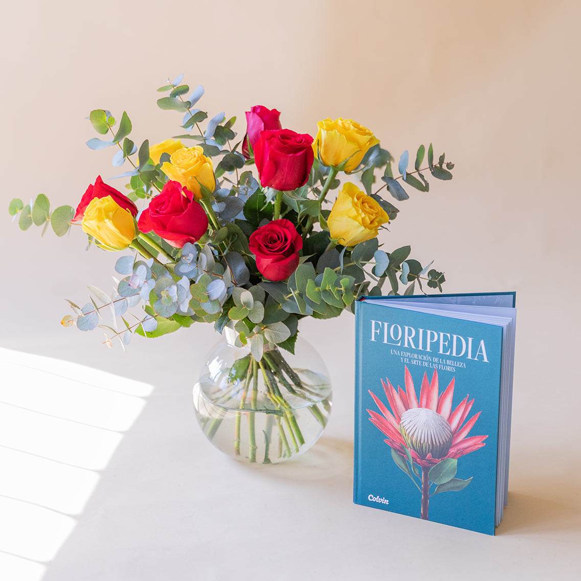 Set de Sant Jordi: Ramo de rosas con Libro Floripedia