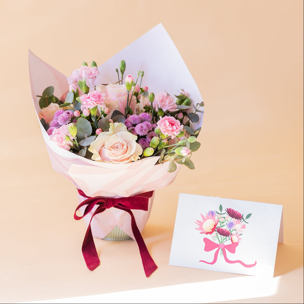 Arranjo de Rosas Rosas com Embrulho e Cartão