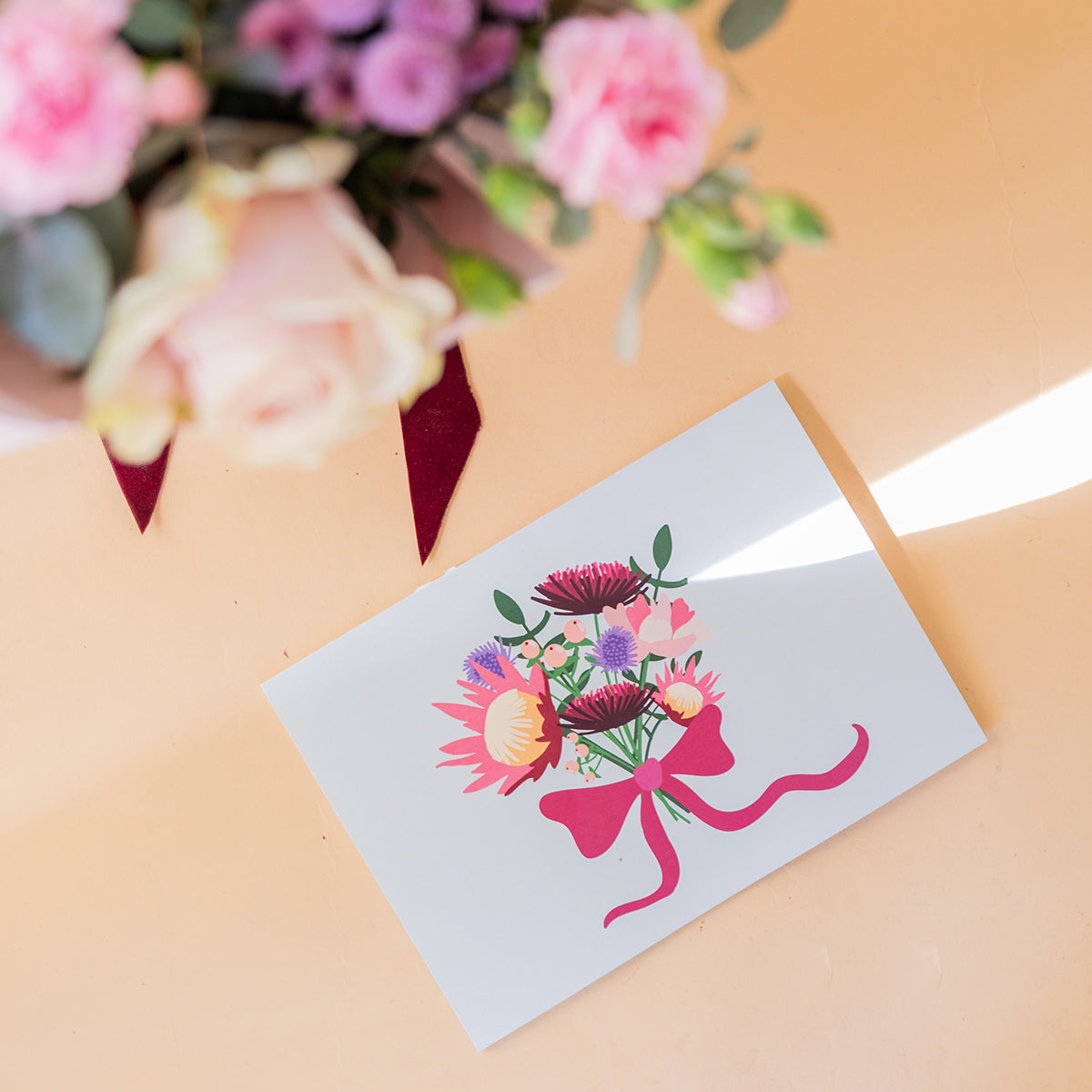 Arranjo de Rosas Rosas com Embrulho e Cartão