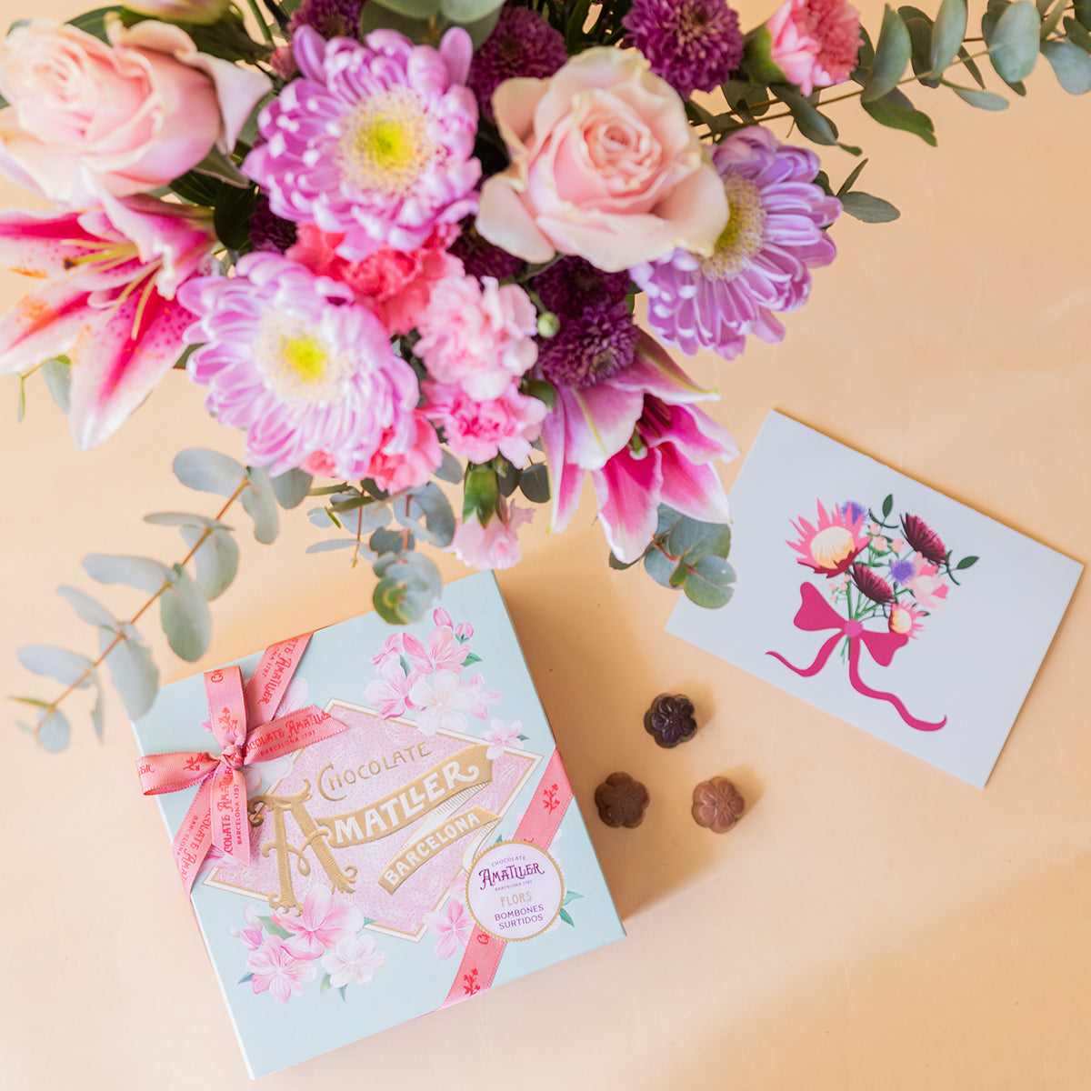 Ramo de Flores Rosas com Bombons e Cartão