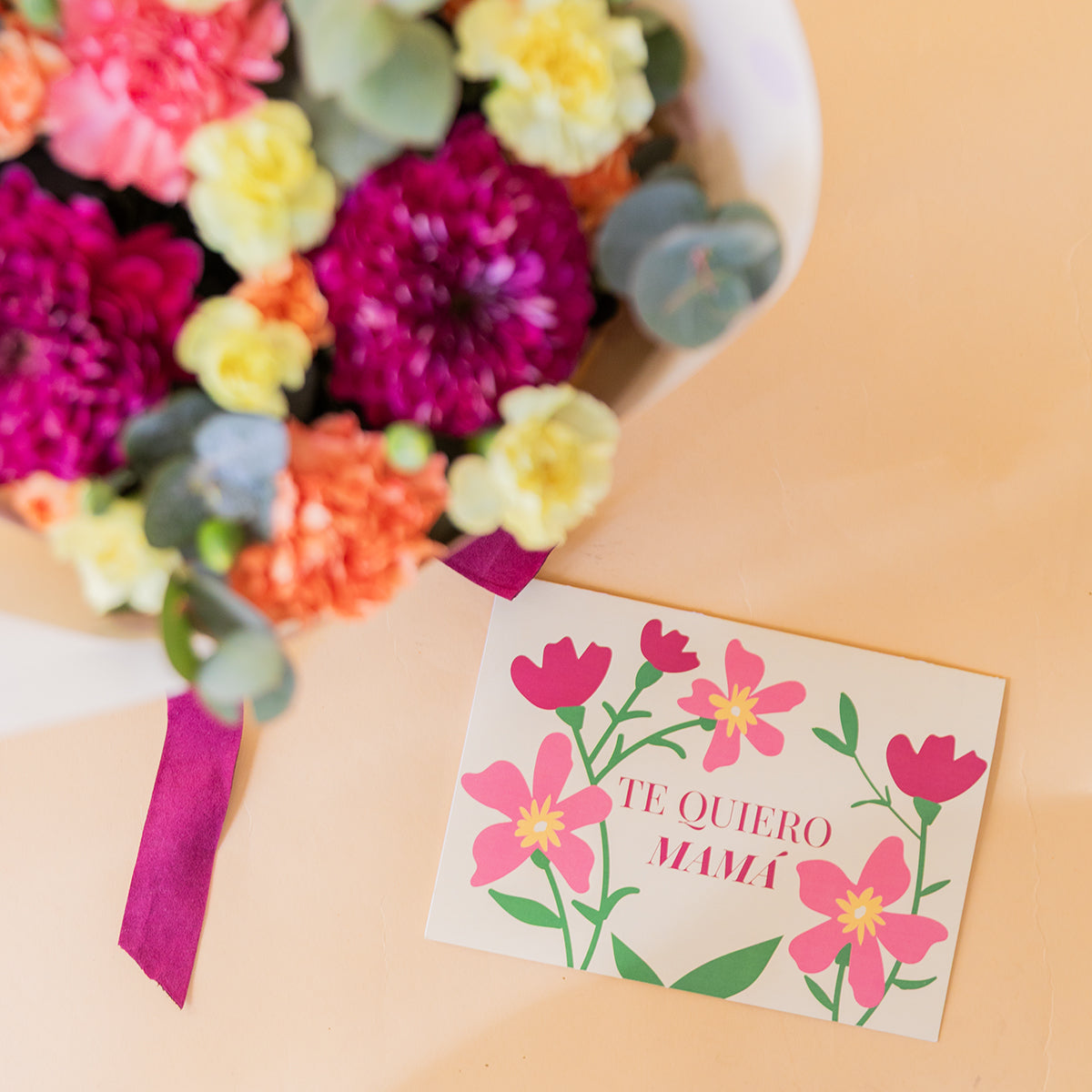 Arranjo de Flores Coloridas com Embrulho e Cartão