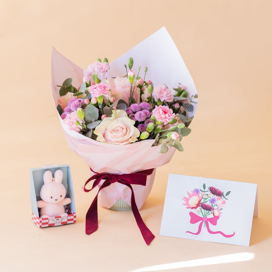 Arranjo de Rosas Cor-de-rosa com Mini Peluche, Embrulho e Cartão