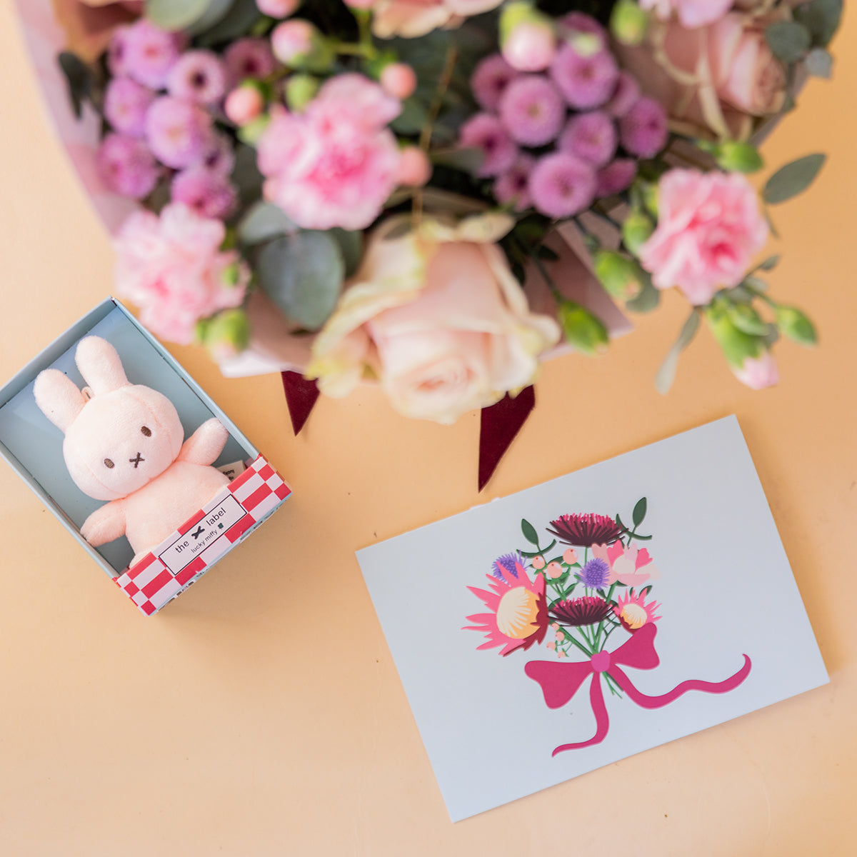 Arranjo de Rosas Cor-de-rosa com Mini Peluche, Embrulho e Cartão