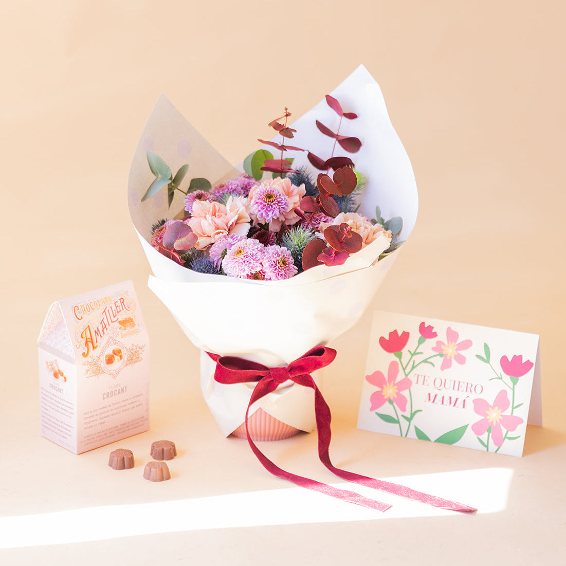 Arranjo de Flores Roxas com Chocolates, Embalagem e Cartão