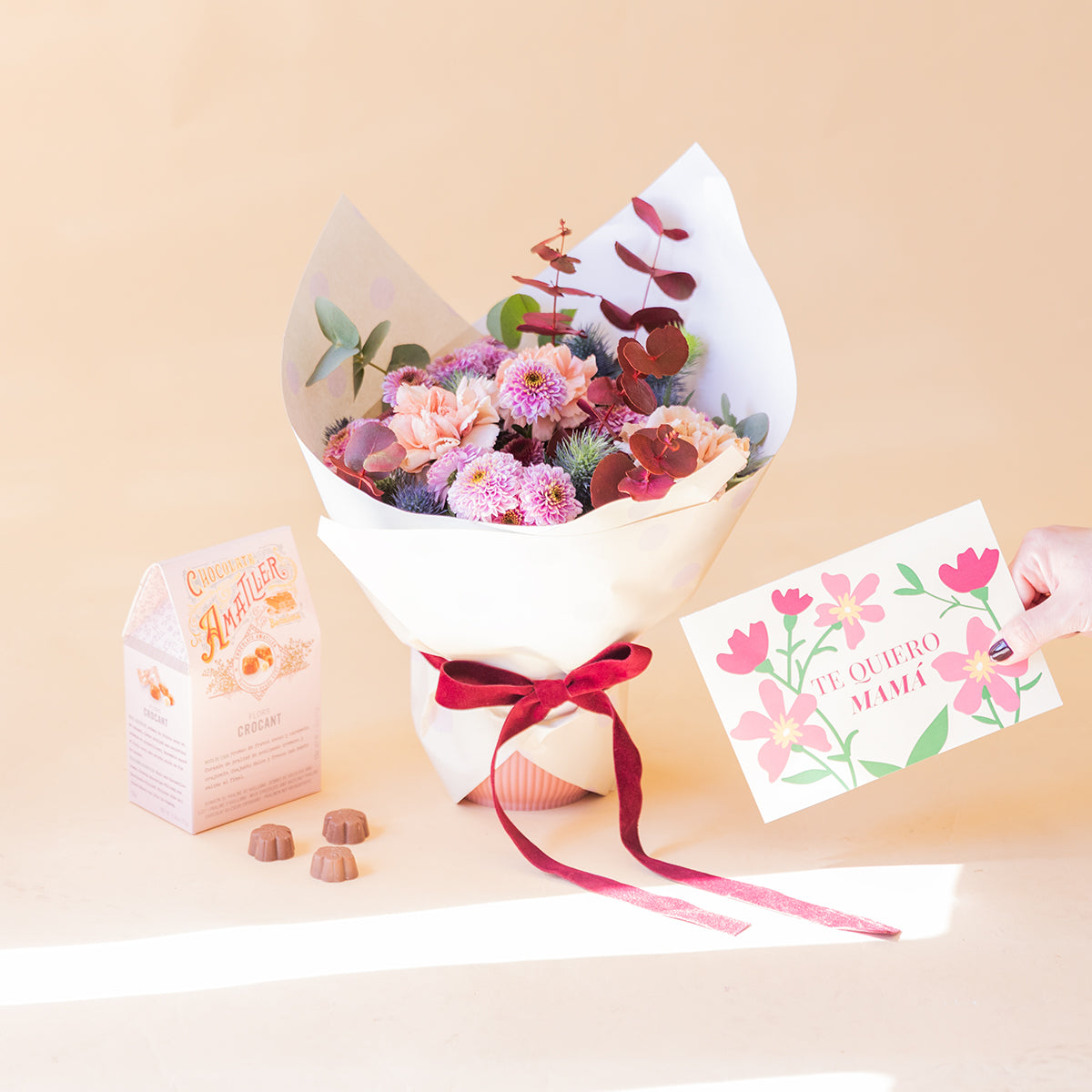 Arreglo de Flores Moradas con Chocolates, Envoltorio y Tarjeta