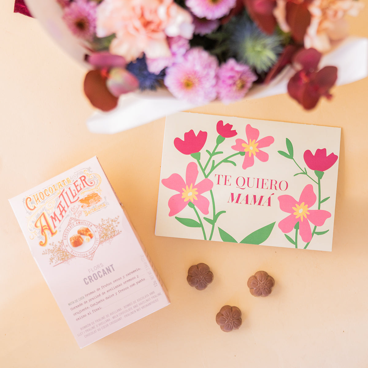 Arranjo de Flores Roxas com Chocolates, Embalagem e Cartão