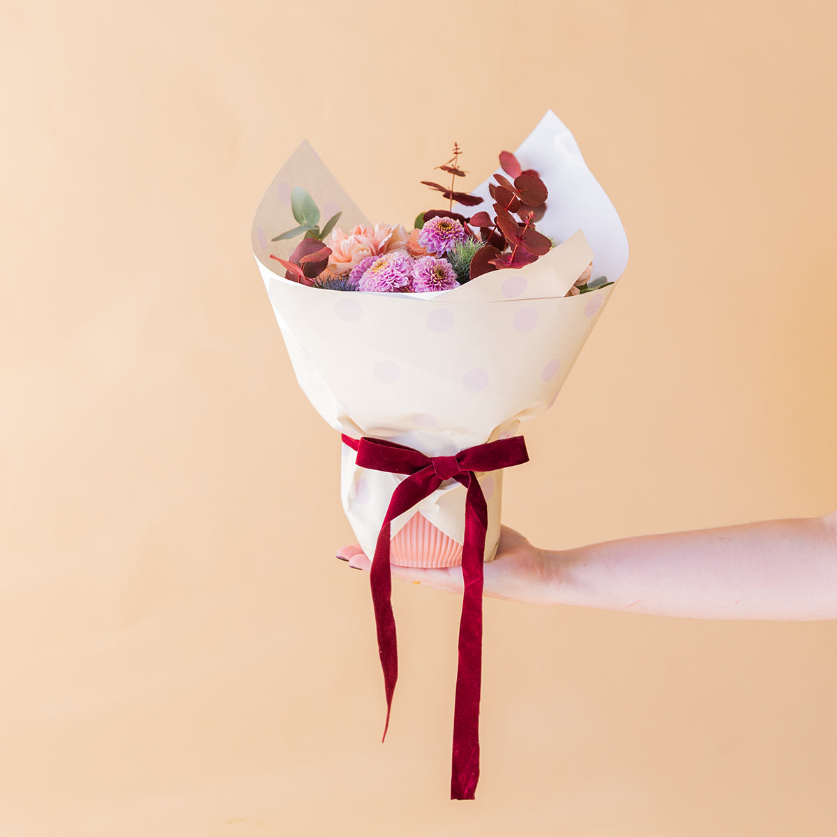 Arreglo de Flores Moradas con Chocolates, Envoltorio y Tarjeta