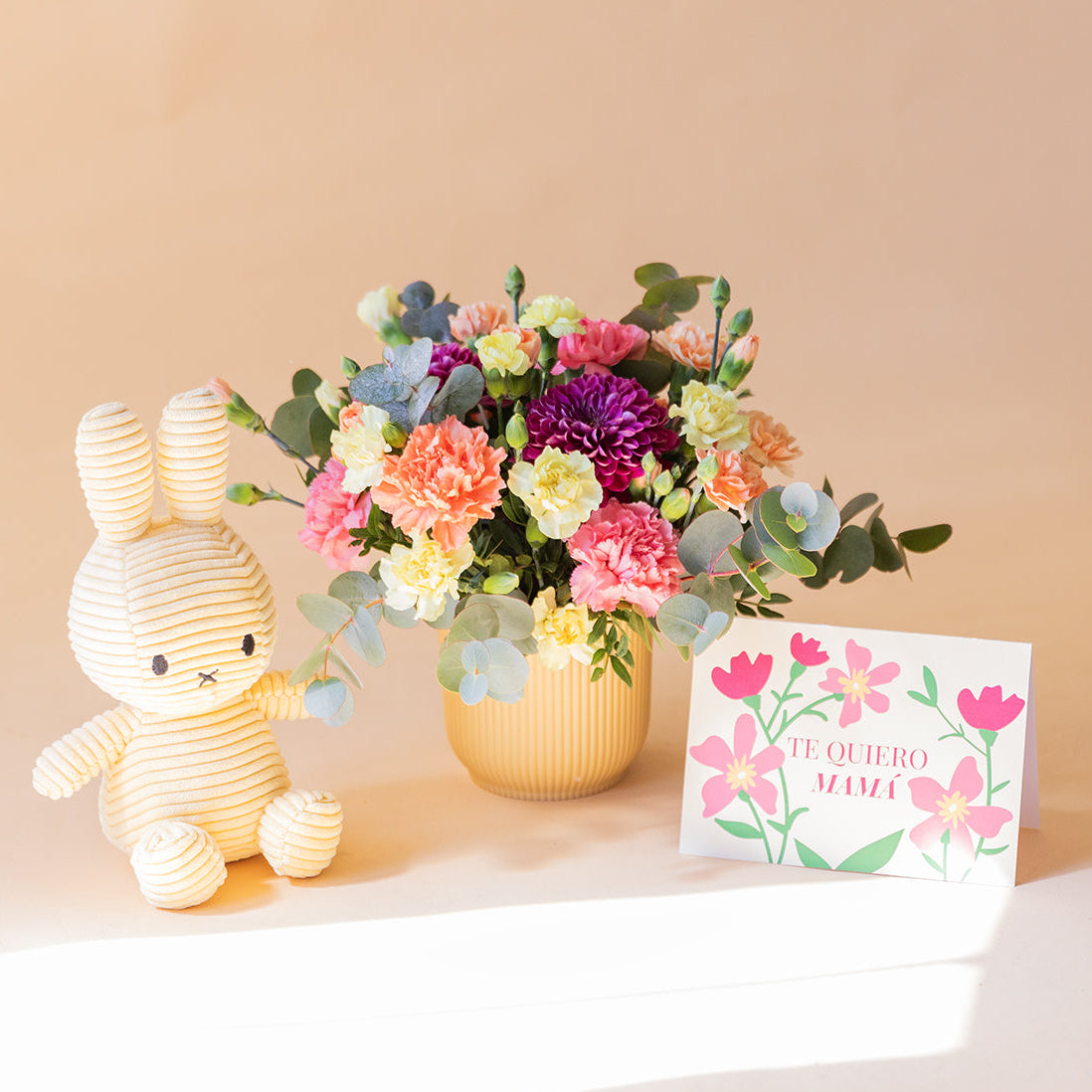 Arranjo de Flores Coloridas com Peluche e Cartão