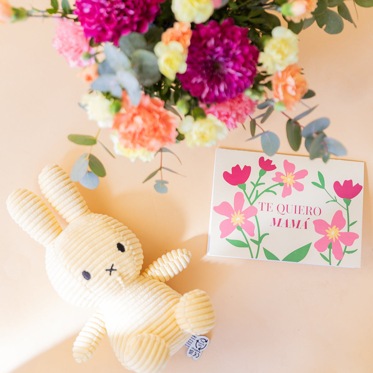 Arranjo de Flores Coloridas com Peluche e Cartão