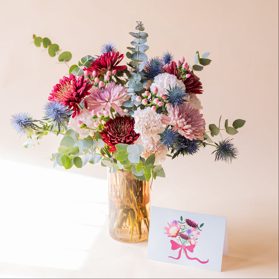 Ramo de Flores Azuis com Jarra e Cartão