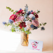 Ramo de Flores Azuis com Jarra e Cartão