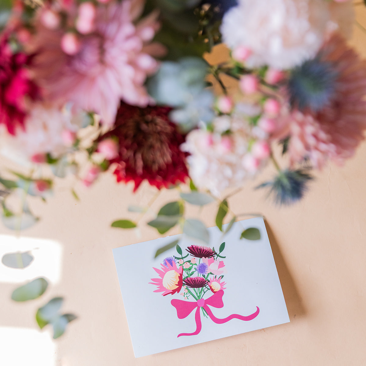 Ramo de Flores Azuis com Jarra e Cartão