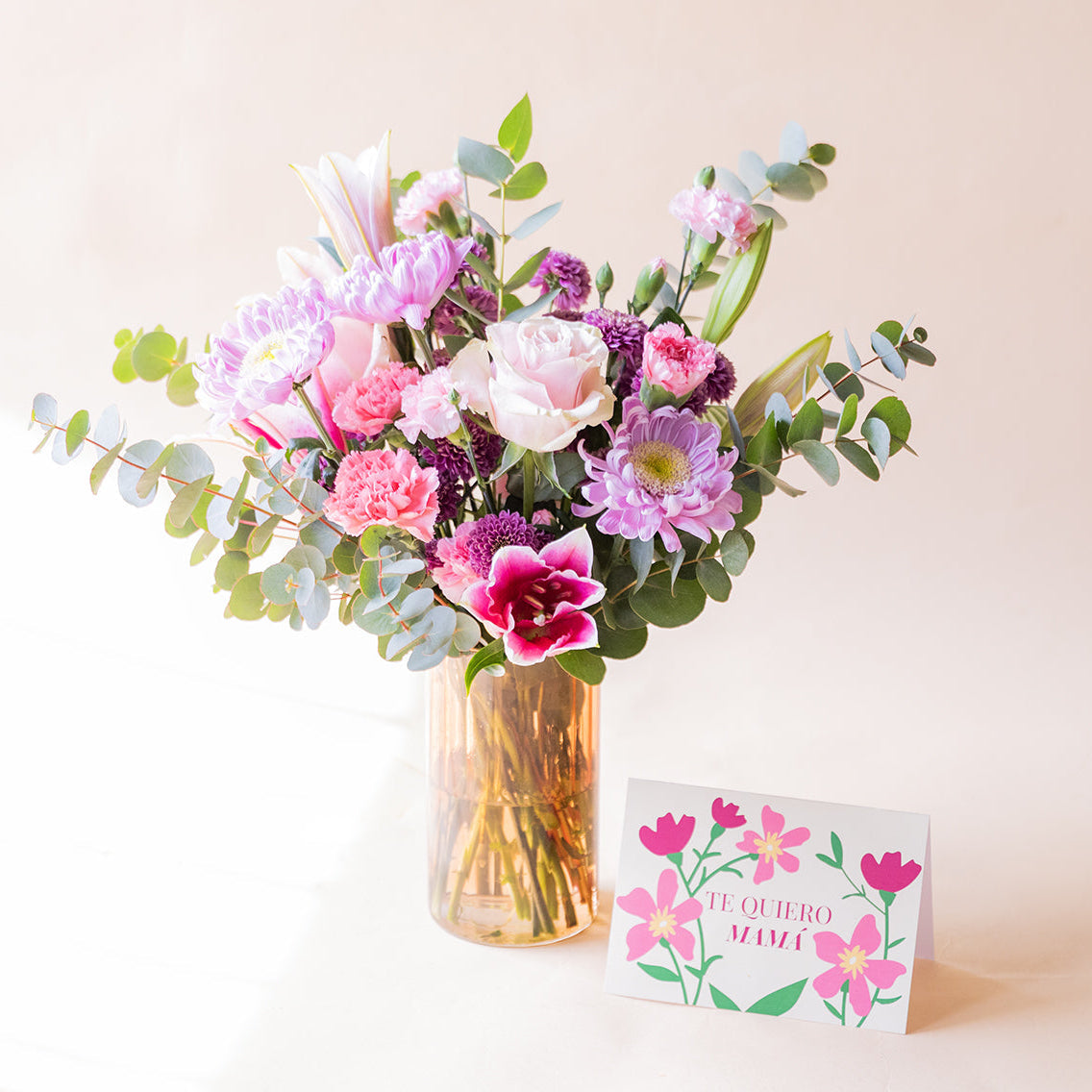 Ramo de Flores Rosas com Jarra e Cartão